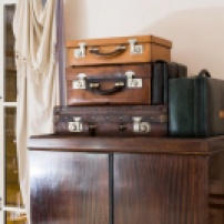 Créer des rangements au dessus des armoires avec de vieilles valises.
