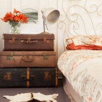 Créer une table de nuit avec de vieilles valises qui pourront accueillir toutes sortes d'objets dont vous ne vous servez pas souvent.